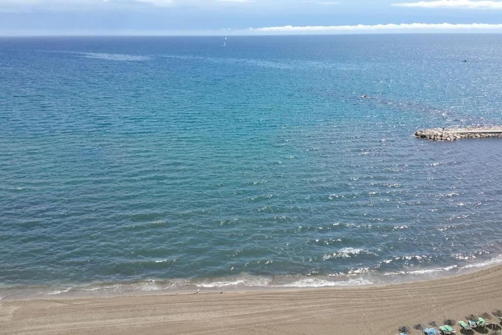 Seafront Apartment With Open-Air Heated Pool ฟูเอนฮิโรลา ภายนอก รูปภาพ